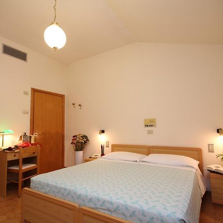 Hotel Villa Luca تْشيانشانو  تيرمي الغرفة الصورة